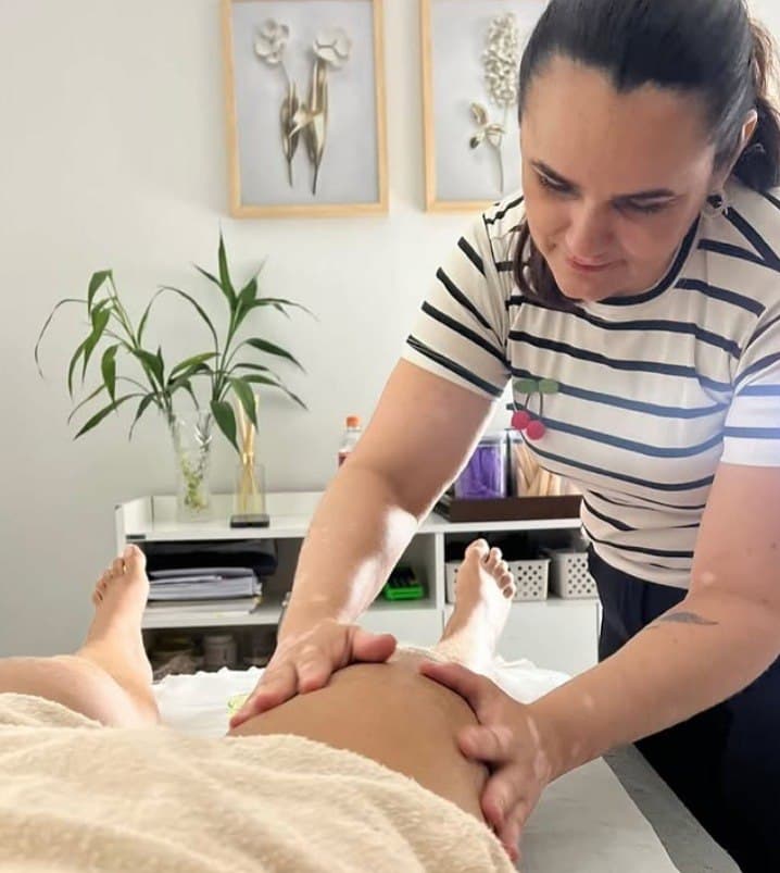 Lívia atendendo cliente