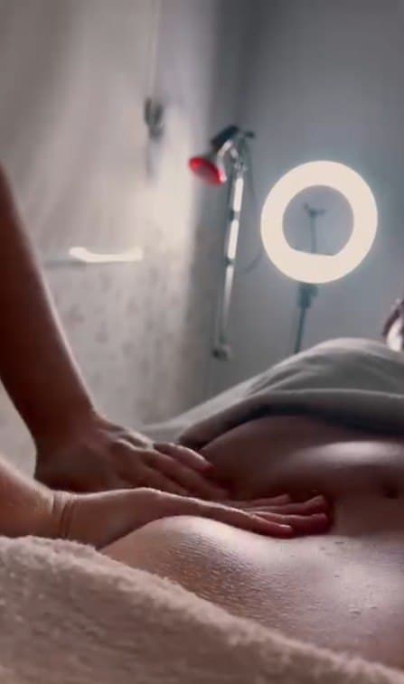 Massagem nas costas com luz suave